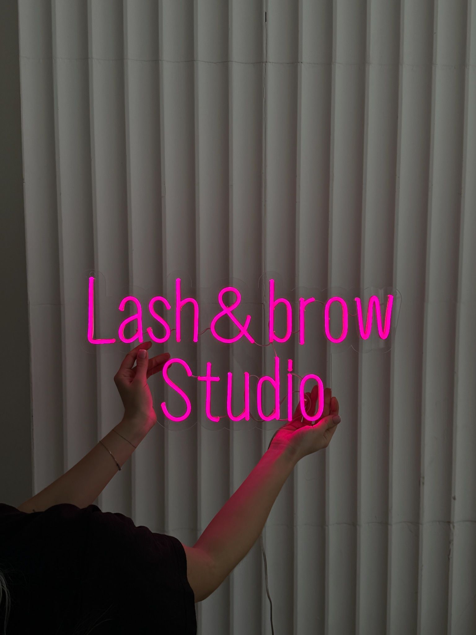 Неонова вивіска Lash & Brow Studio рожевого кольору — компактне неонове рішення для салону краси, виготовлене YBA.
