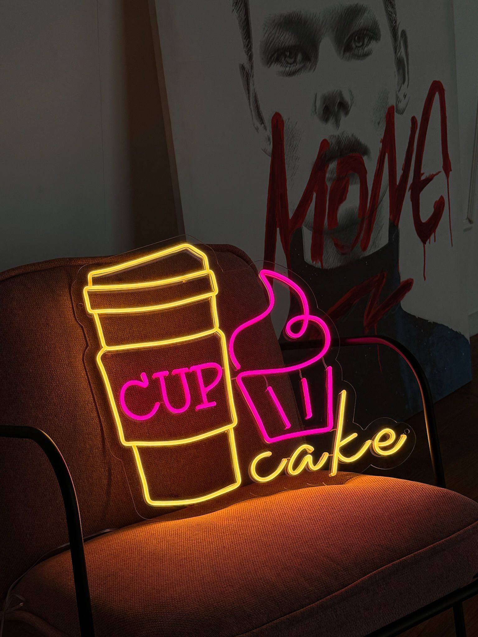 Неонова вивіска CUPCAKE у вигляді стаканчика та капкейка — декоративне неонове оформлення для кавʼярні або кондитерської, виготовлене YBA.