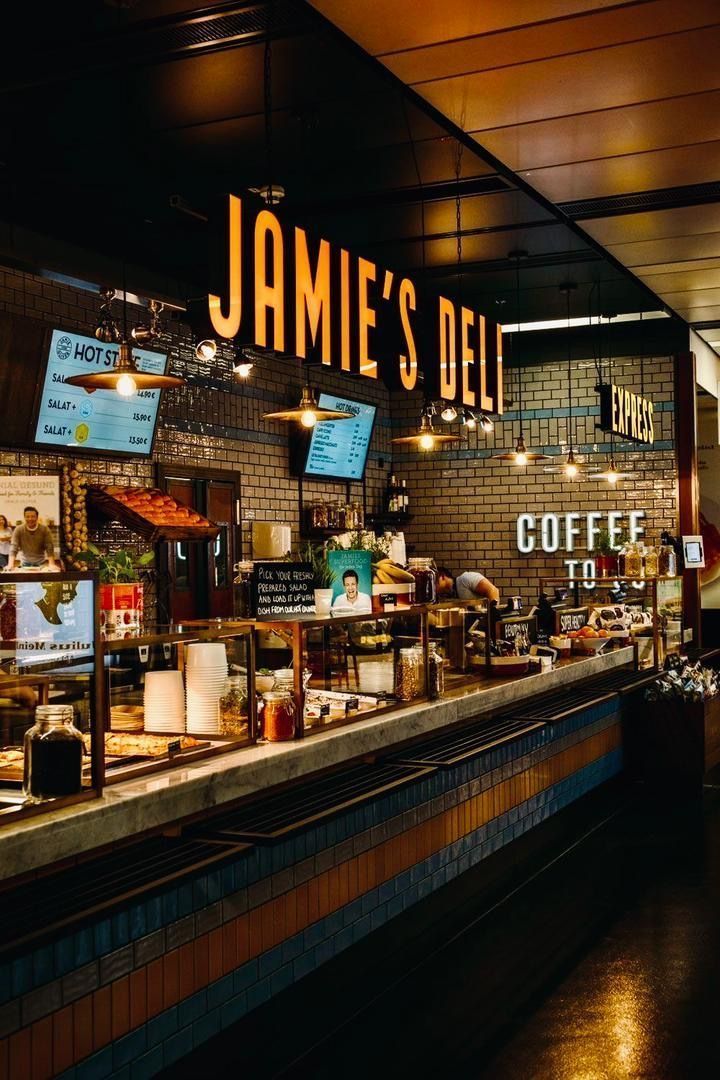Обʼємні літери з підсвіткою JAMIE'S DELI в інтерʼєрі кафе — приклад зовнішньої реклами, виготовленої YBA.