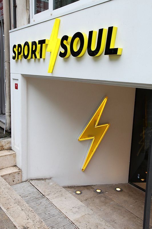 Обʼємні фасадні літери SPORT SOUL з підсвіткою та неоновою блискавкою — яскраве брендування входу, виконане YBA.