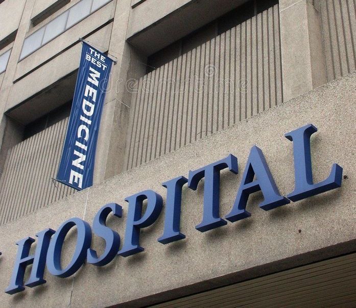 Обʼємні фасадні літери HOSPITAL на медичному центрі — приклад зовнішнього брендування будівлі від YBA.