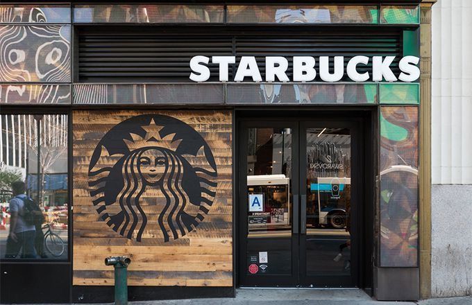 Обʼємні фасадні літери STARBUCKS на вході в кавʼярню — приклад фірмового зовнішнього оформлення від YBA.