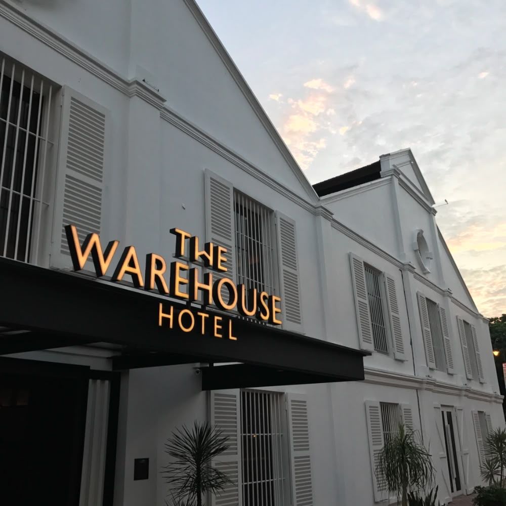 Світлові обʼємні літери THE WAREHOUSE HOTEL на фасаді готелю — стильна зовнішня вивіска, виготовлена YBA.