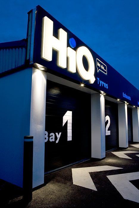 Обʼємні світлові літери HiQ на фасаді автосервісу — яскрава зовнішня вивіска для СТО, виготовлена YBA.